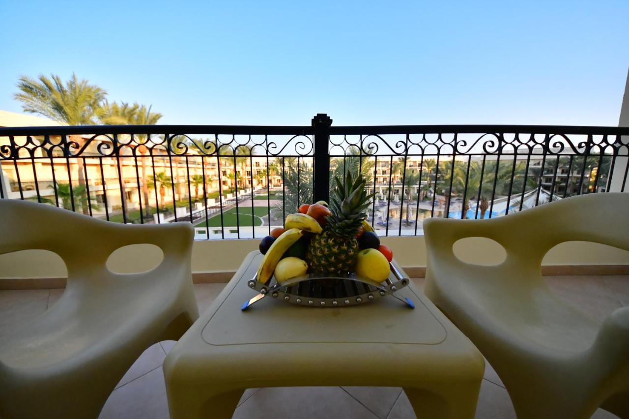 Xperience Kiroseiz Aquapark Premier-Naama Bay Hotel Sarm es-Sejk Kültér fotó A balcony at a hotel